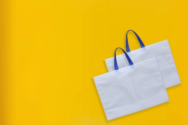 Sarı arka planlı güzel Non Woven Market Alışveriş Torbası. ECO Torbaları Taşı