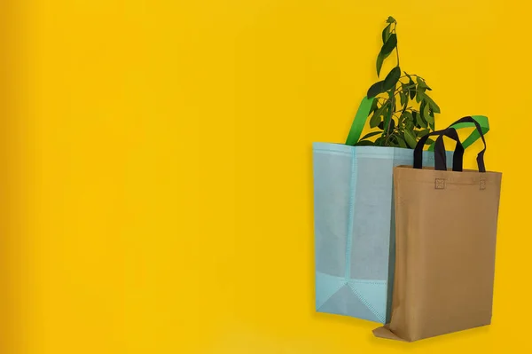 Schöne Non Woven Einkaufstasche Mit Gelbem Hintergrund Tote Eco Bags — Stockfoto