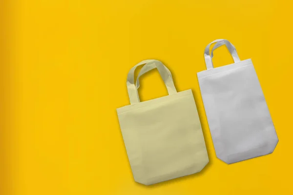 美しい不織布食料品ショッピングバッグ付き黄色の背景 トートエコバッグ — ストック写真