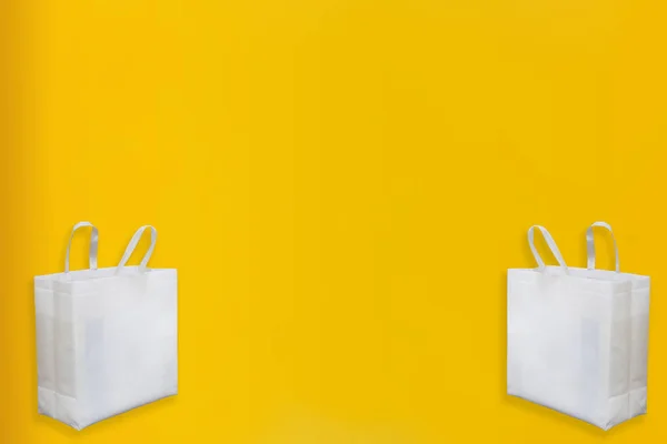 漂亮的非织造布购物袋黄色背景 Tote Eco Bags — 图库照片