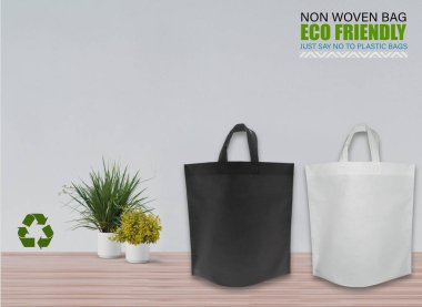 Boş Mokup Poşetler Masada beyaz arkaplan ile izole edildi. ECO torbaları. Metin için Boşluğu Kopyala.