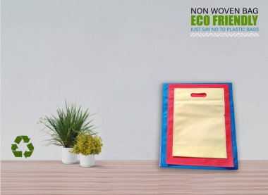 Boş Mokup Poşetler Masada beyaz arkaplan ile izole edildi. ECO torbaları. Metin için Boşluğu Kopyala.