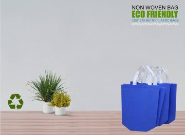 Boş Mokup Poşetler Masada beyaz arkaplan ile izole edildi. ECO torbaları. Metin için Boşluğu Kopyala.