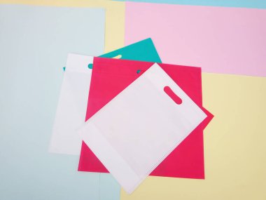 Çeşitli renklerde Kumaş Alışveriş Torbası Koleksiyonu. Sosyal ağlar için bir grup ECO arkadaş canlısı çanta.