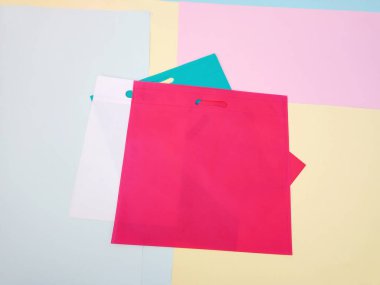 Çeşitli renklerde Kumaş Alışveriş Torbası Koleksiyonu. Sosyal ağlar için bir grup ECO arkadaş canlısı çanta.