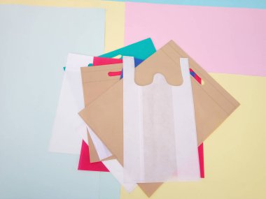 Çeşitli renklerde Kumaş Alışveriş Torbası Koleksiyonu. Sosyal ağlar için bir grup ECO arkadaş canlısı çanta.