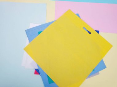 Çeşitli renklerde Kumaş Alışveriş Torbası Koleksiyonu. Sosyal ağlar için bir grup ECO arkadaş canlısı çanta.