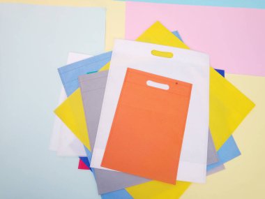 Çeşitli renklerde Kumaş Alışveriş Torbası Koleksiyonu. Sosyal ağlar için bir grup ECO arkadaş canlısı çanta.