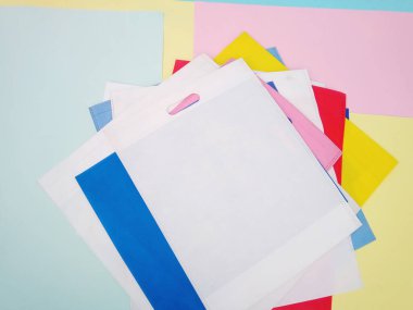 Çeşitli renklerde Kumaş Alışveriş Torbası Koleksiyonu. Sosyal ağlar için bir grup ECO arkadaş canlısı çanta.