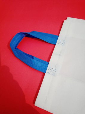 Renkli arkaplanda metin için fotokopi uzayı olan Eko Arkadaş Canlısı Alışveriş çantası. Çevre Koruma, Sıfır atık, Yeniden Kullanılabilir Taşıma Çantası.