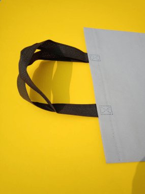 Renkli arkaplanda metin için fotokopi uzayı olan Eko Arkadaş Canlısı Alışveriş çantası. Çevre Koruma, Sıfır atık, Yeniden Kullanılabilir Taşıma Çantası.