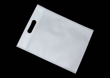 Beyaz kumaş dokumasız D kesimli çantalar. Siyah arka planı olan çevre çantaları. Satış afişi konsepti.