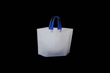 Siyah arkaplanda Beyaz Rengi Yeniden Kullanılabilir ECO Alışveriş Torbası. Alternatif plastik torba. Ekolojiyle Dünya Çevresini Kurtarın. Non Woven Kumaş Torbası. Dünyayı kurtar. Model