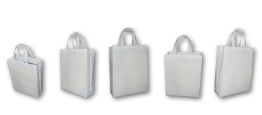 Siyah renkli arka planda Non Woven beyaz kumaş saplı torba seti. Non Doven ECO Arkadaş Canlısı Alışveriş Torbaları. Biyo-çözünebilir poşetler. Model