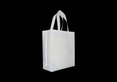 Siyah Arkaplan 'da beyaz kumaş saplı bir çanta. ECO-Friendly Polypropylene Bag. Biyo-çözünebilir alışveriş çantası. Model çanta. Yeniden kullanılabilir ambalaj. Boş tek kullanımlık tek kullanımlık çevre kutusu torbasını market için geri dönüştür 