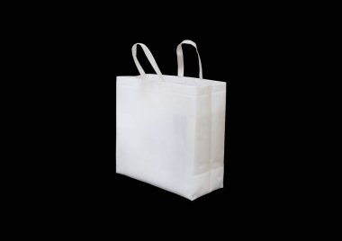 Siyah Arkaplan 'da beyaz kumaş saplı bir çanta. ECO-Friendly Polypropylene Bag. Biyo-çözünebilir alışveriş çantası. Model çanta. Yeniden kullanılabilir ambalaj. Boş tek kullanımlık tek kullanımlık çevre kutusu torbasını market için geri dönüştür 