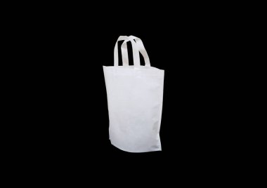 Siyah Arkaplan 'da beyaz kumaş saplı bir çanta. ECO-Friendly Polypropylene Bag. Biyo-çözünebilir alışveriş çantası. Model çanta. Yeniden kullanılabilir ambalaj. Boş tek kullanımlık tek kullanımlık çevre kutusu torbasını market için geri dönüştür 