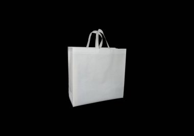 Siyah Arkaplan 'da beyaz kumaş saplı bir çanta. ECO-Friendly Polypropylene Bag. Biyo-çözünebilir alışveriş çantası. Model çanta. Yeniden kullanılabilir ambalaj. Boş tek kullanımlık tek kullanımlık çevre kutusu torbasını market için geri dönüştür 