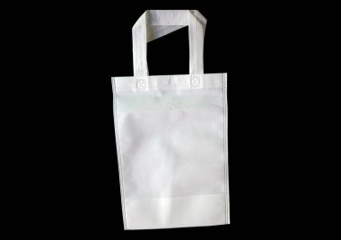 Siyah Arkaplan 'da beyaz kumaş saplı bir çanta. ECO-Friendly Polypropylene Bag. Biyo-çözünebilir alışveriş çantası. Model çanta. Yeniden kullanılabilir ambalaj. Boş tek kullanımlık tek kullanımlık çevre kutusu torbasını market için geri dönüştür 