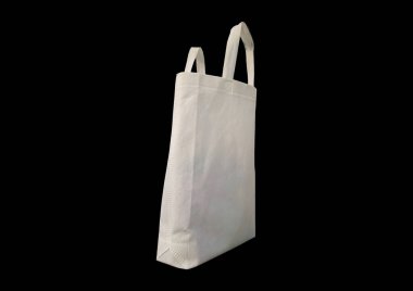 Siyah Arkaplan 'da beyaz kumaş saplı bir çanta. ECO-Friendly Polypropylene Bag. Biyo-çözünebilir alışveriş çantası. Model çanta. Yeniden kullanılabilir ambalaj. Boş tek kullanımlık tek kullanımlık çevre kutusu torbasını market için geri dönüştür 