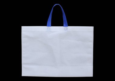 Siyah Arkaplan 'da beyaz kumaş saplı bir çanta. ECO-Friendly Polypropylene Bag. Biyo-çözünebilir alışveriş çantası. Model çanta. Yeniden kullanılabilir ambalaj. Boş tek kullanımlık tek kullanımlık çevre kutusu torbasını market için geri dönüştür 