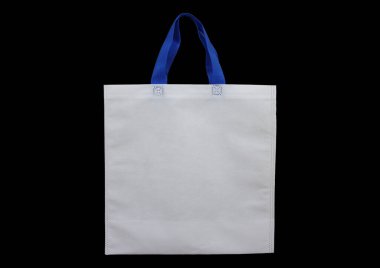 Siyah Arkaplan 'da beyaz kumaş saplı bir çanta. ECO-Friendly Polypropylene Bag. Biyo-çözünebilir alışveriş çantası. Model çanta. Yeniden kullanılabilir ambalaj. Boş tek kullanımlık tek kullanımlık çevre kutusu torbasını market için geri dönüştür 