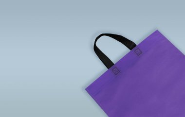 Yeniden kullanılabilir çanta, plastik atık azaltma konsepti. Non Woven PP Bag. Alışveriş ve Hediye Çantası