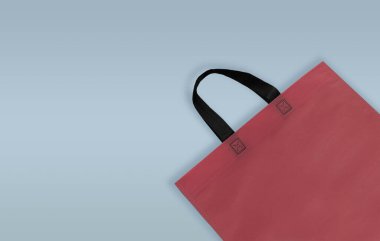 Yeniden kullanılabilir çanta, plastik atık azaltma konsepti. Non Woven PP Bag. Alışveriş ve Hediye Çantası