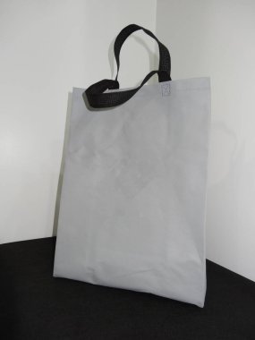 Siyah arka planda siyah saplı güzel Non Woven gri renkli alışveriş çantası