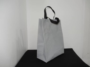 Siyah arka planda siyah saplı güzel Non Woven gri renkli alışveriş çantası