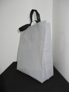 Siyah arka planda siyah saplı güzel Non Woven gri renkli alışveriş çantası