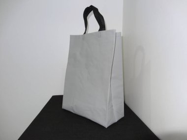 Siyah arka planda siyah saplı güzel Non Woven gri renkli alışveriş çantası
