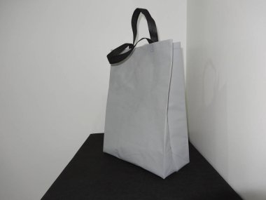 Siyah arka planda siyah saplı güzel Non Woven gri renkli alışveriş çantası