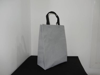 Siyah arka planda siyah saplı güzel Non Woven gri renkli alışveriş çantası
