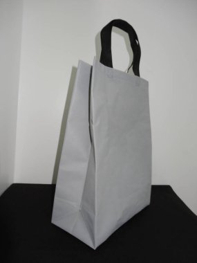 Siyah arka planda siyah saplı güzel Non Woven gri renkli alışveriş çantası