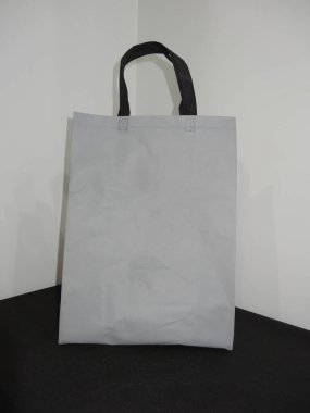 Siyah arka planda siyah saplı güzel Non Woven gri renkli alışveriş çantası