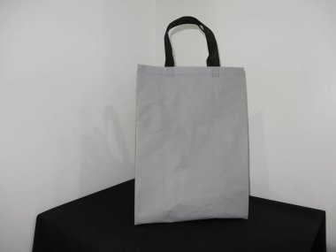 Siyah arka planda siyah saplı güzel Non Woven gri renkli alışveriş çantası