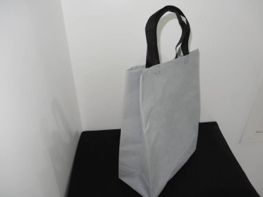 Siyah arka planda siyah saplı güzel Non Woven gri renkli alışveriş çantası
