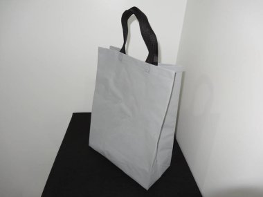 Siyah arka planda siyah saplı güzel Non Woven gri renkli alışveriş çantası