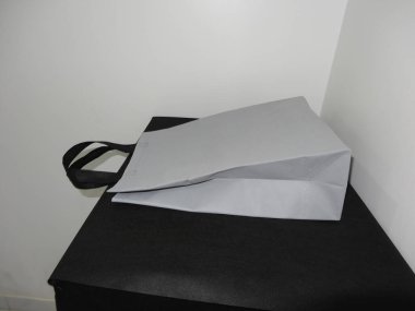 Siyah arka planda siyah saplı güzel Non Woven gri renkli alışveriş çantası