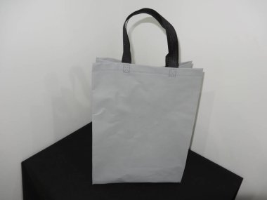 Siyah arka planda siyah saplı güzel Non Woven gri renkli alışveriş çantası