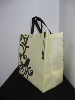 Dokumasız Altın Renkli ECO alışveriş çantası, siyah arkaplanlı. site misafir görünümü kutusu