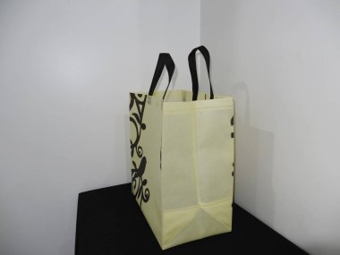 Dokumasız Altın Renkli ECO alışveriş çantası, siyah arkaplanlı. site misafir görünümü kutusu