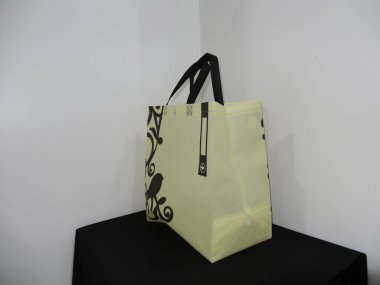 Dokumasız Altın Renkli ECO alışveriş çantası, siyah arkaplanlı. site misafir görünümü kutusu