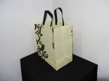 Dokumasız Altın Renkli ECO alışveriş çantası, siyah arkaplanlı. site misafir görünümü kutusu