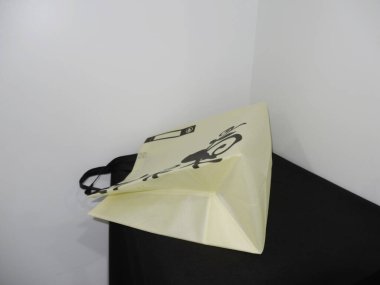 Dokumasız Altın Renkli ECO alışveriş çantası, siyah arkaplanlı. site misafir görünümü kutusu