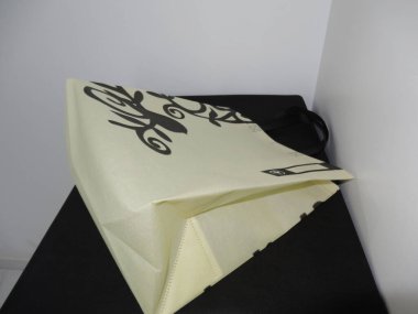 Dokumasız Altın Renkli ECO alışveriş çantası, siyah arkaplanlı. site misafir görünümü kutusu