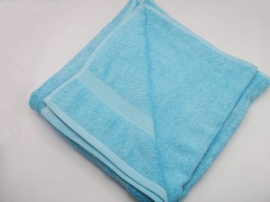 Beyaz arka planda izole edilmiş güzel bir havlu. Temizlik yığını. En iyi pamuklu havlular, yumuşak banyo havluları, üst manzara.