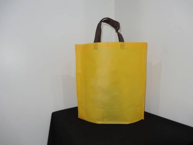 Sarı Renk Çantası, Sapı Döngü Olmayan Örgü Yazdırılmış Çanta, Siyah Masada Eko Torba İzole Edildi