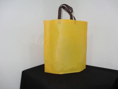 Sarı Renk Çantası, Sapı Döngü Olmayan Örgü Yazdırılmış Çanta, Siyah Masada Eko Torba İzole Edildi